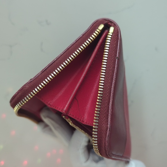 Prada Saffiano zippy wallet - Picture 15 of 17